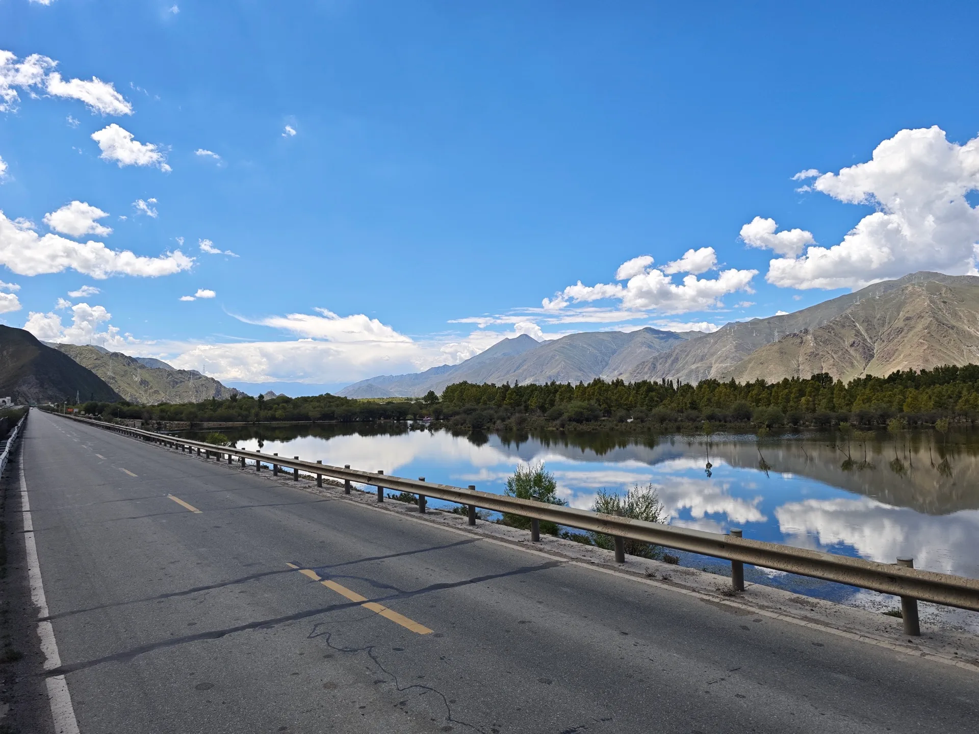 Mountain scenery along National Highway 318