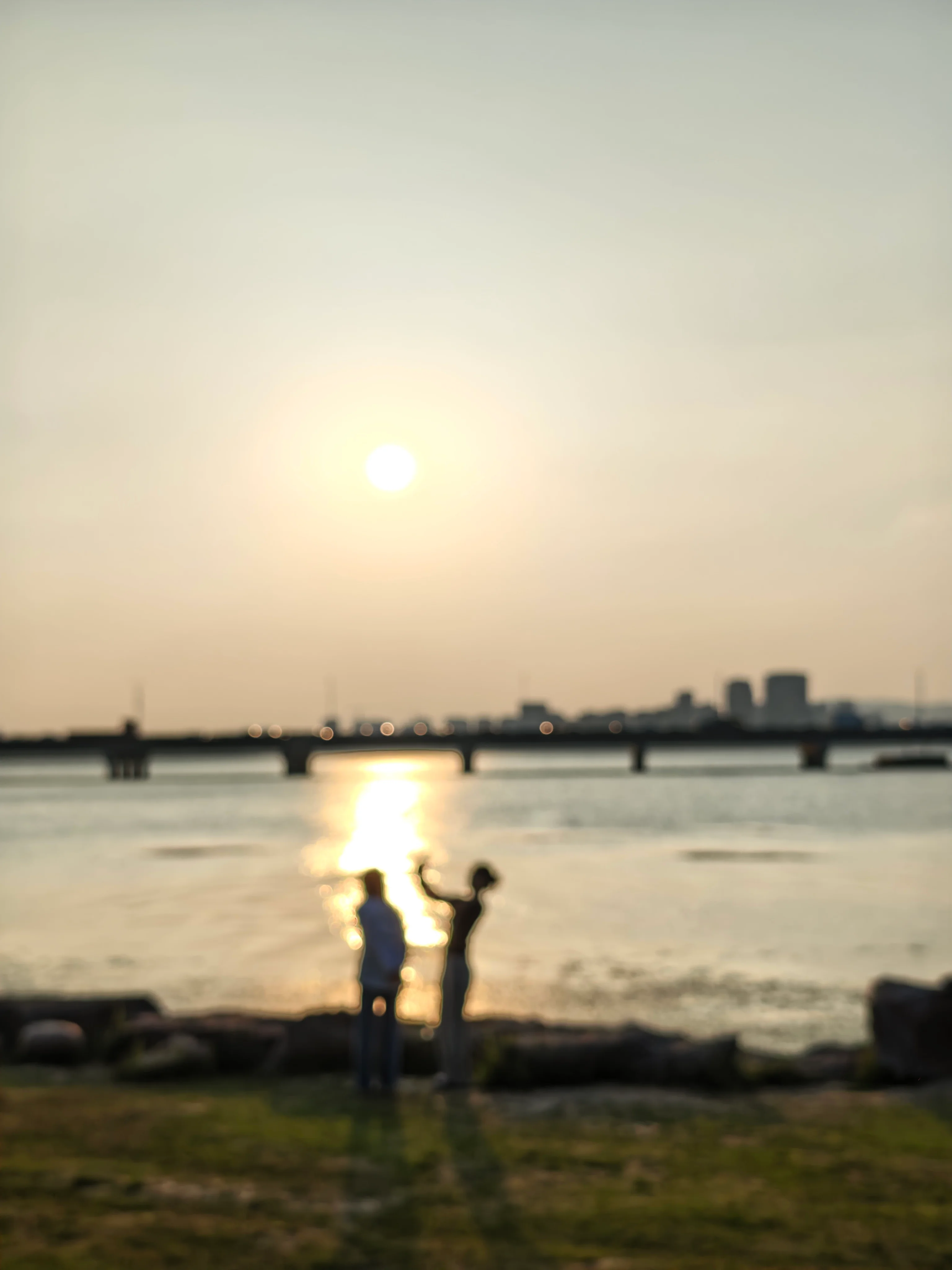 太湖夕阳下岸边游客的剪影