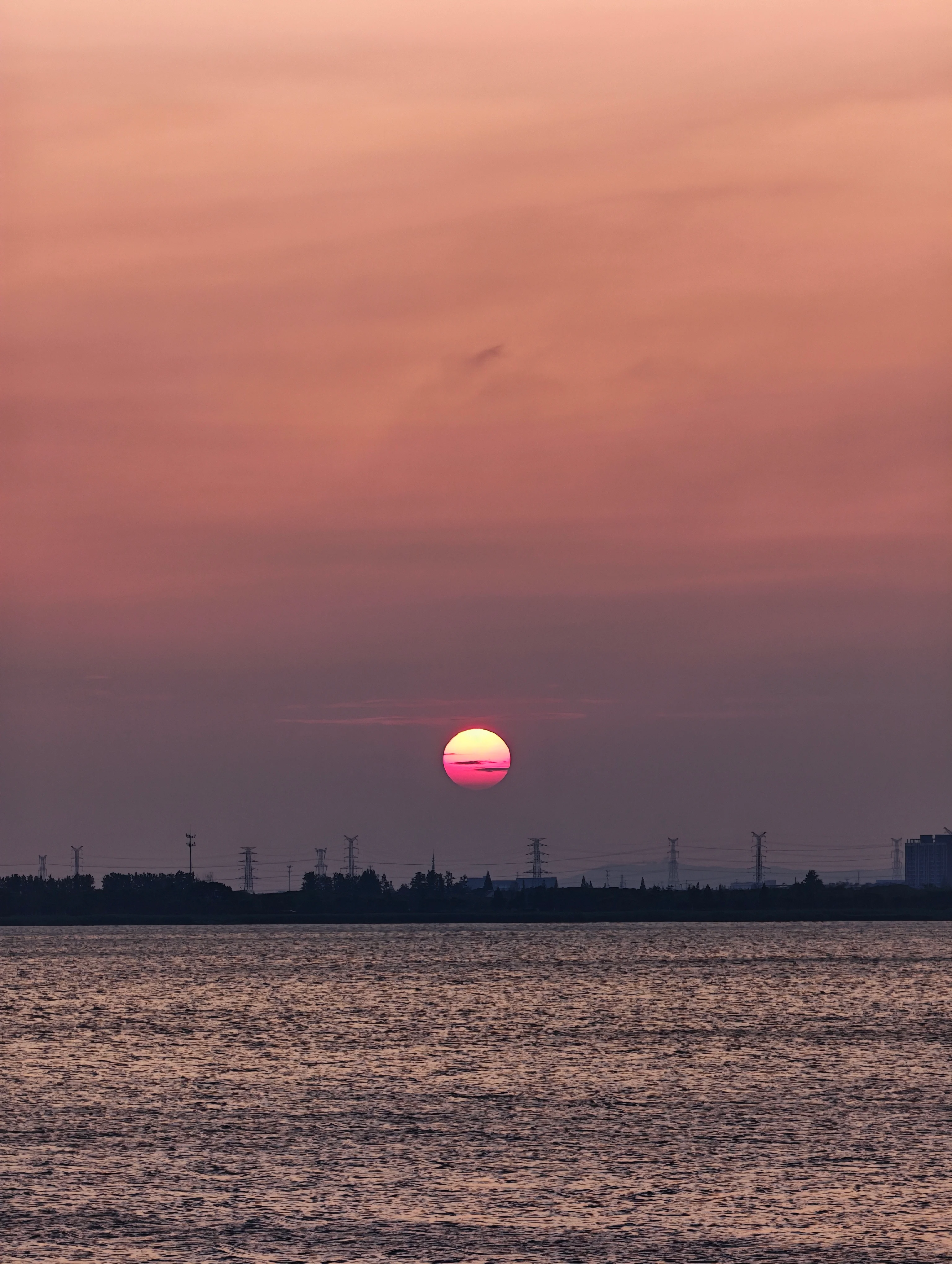 太湖地平线上粉红色的落日