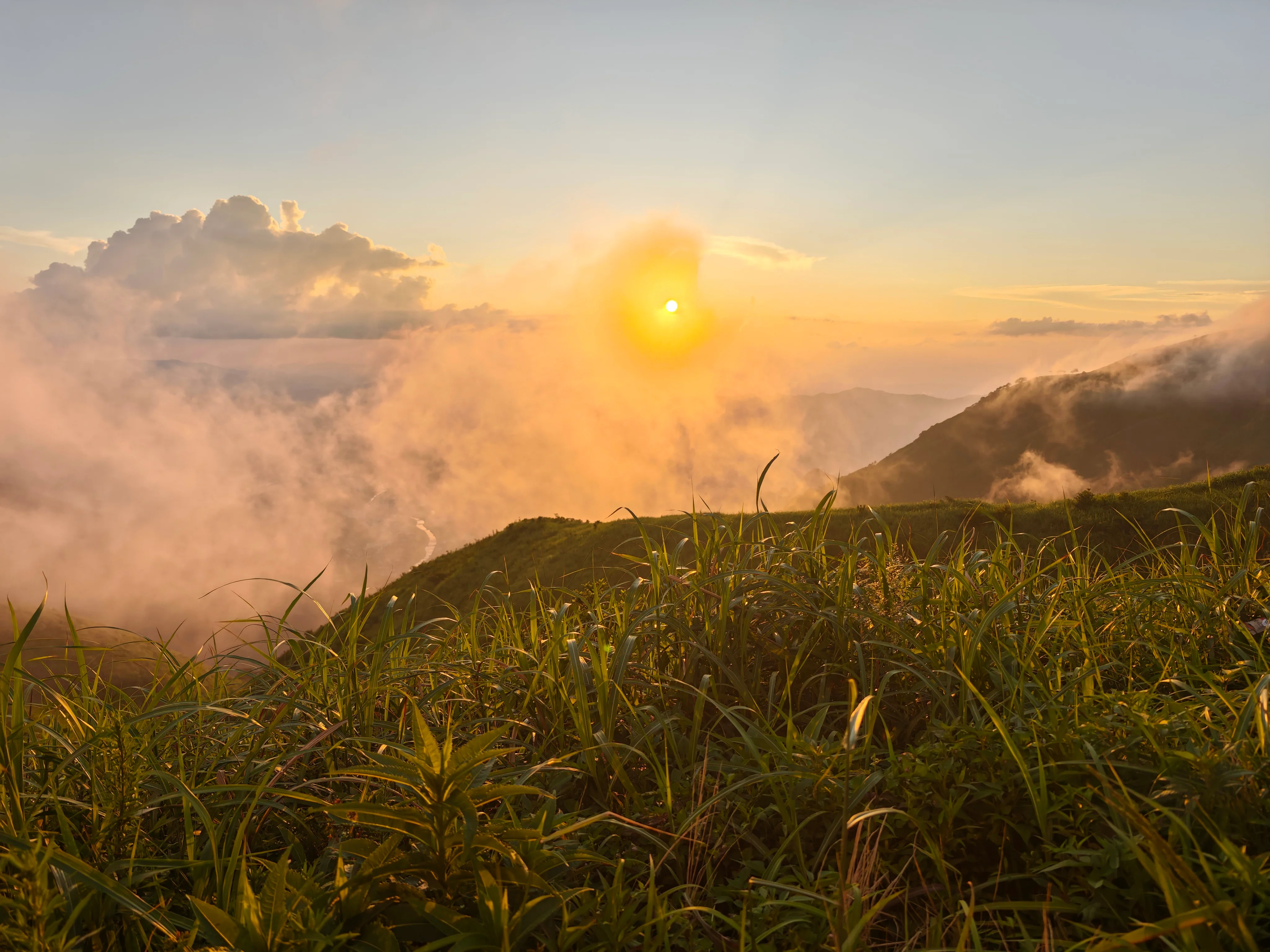 夕阳照亮武功山草甸和云雾