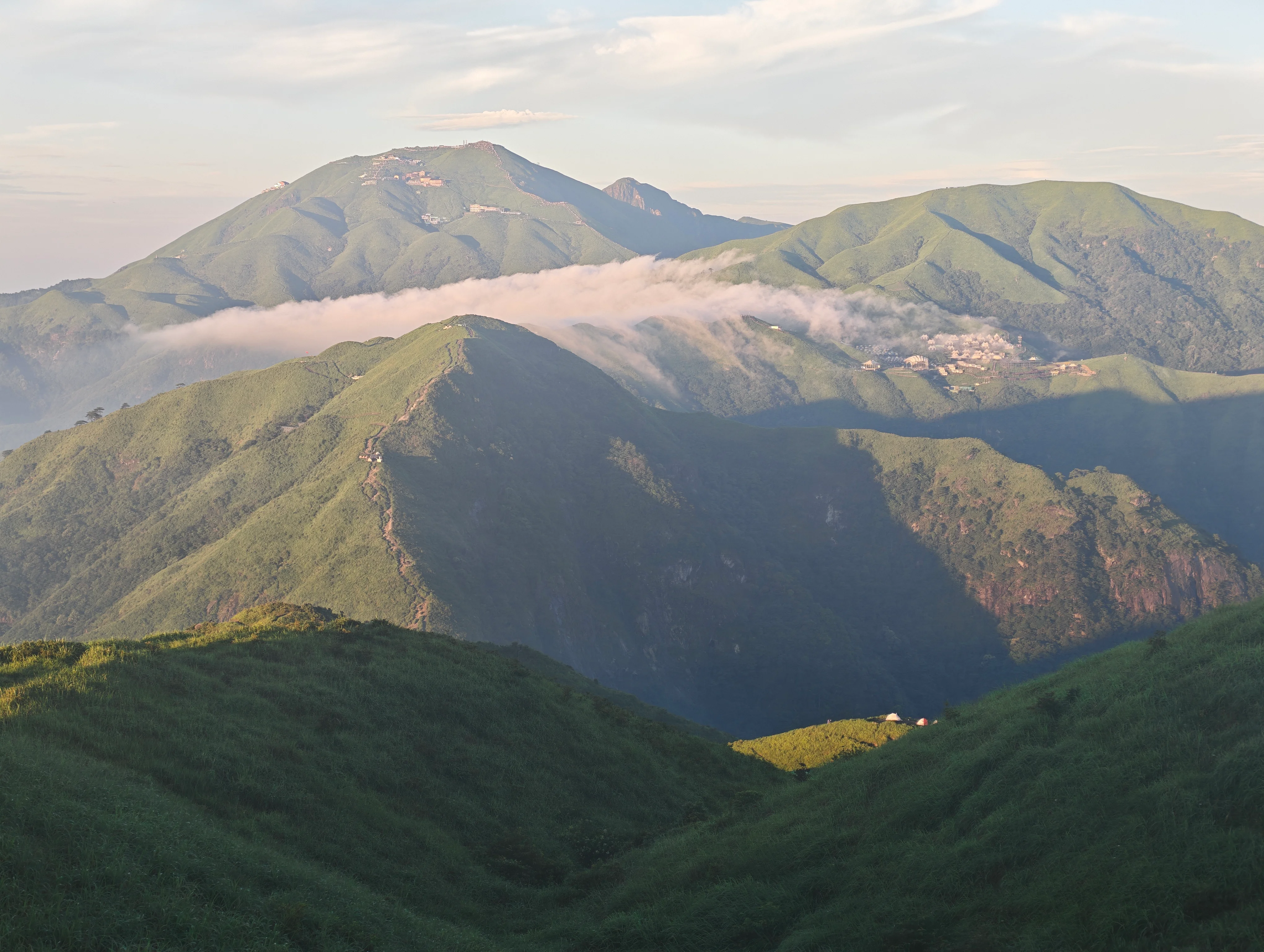 晨光下的武功山群峰和云带