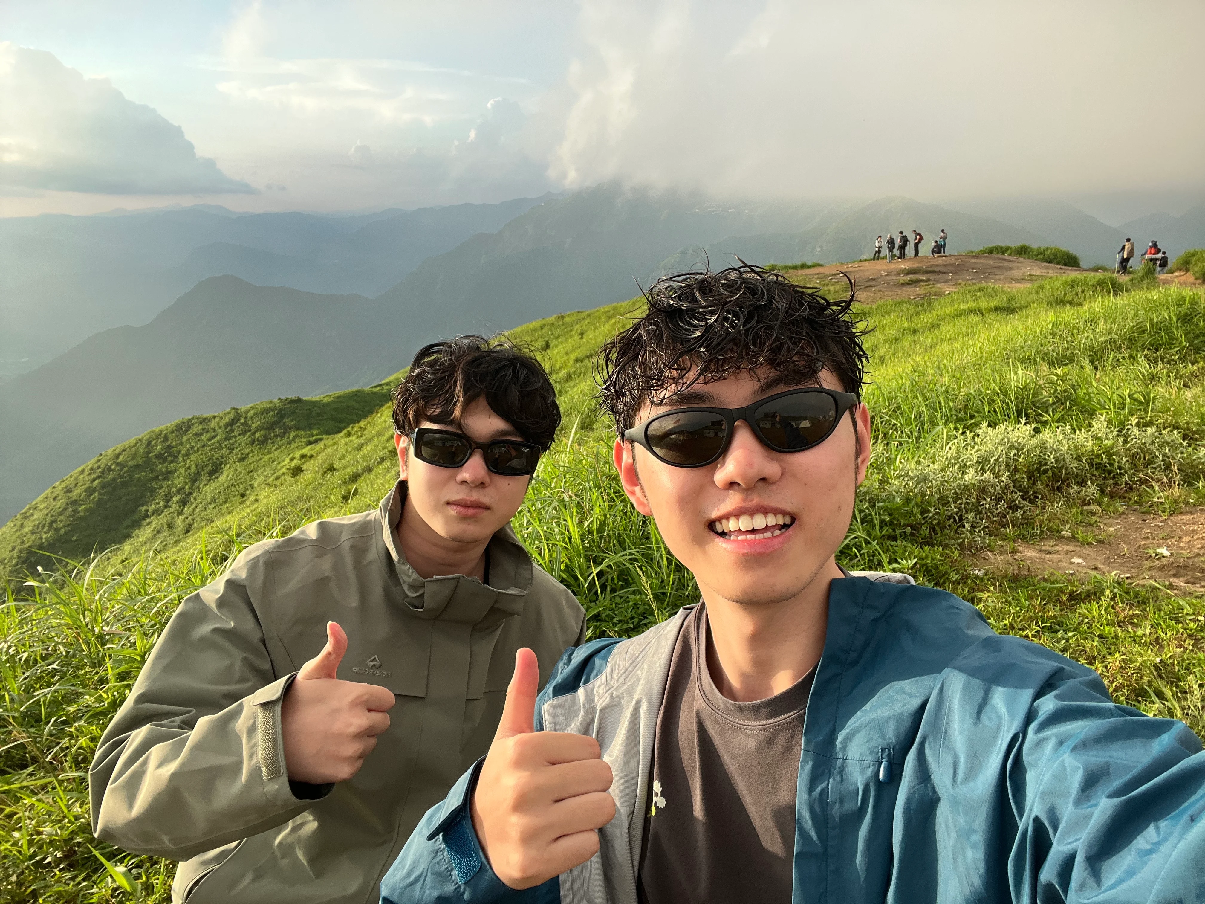 两位徒步者在武功山草甸合影