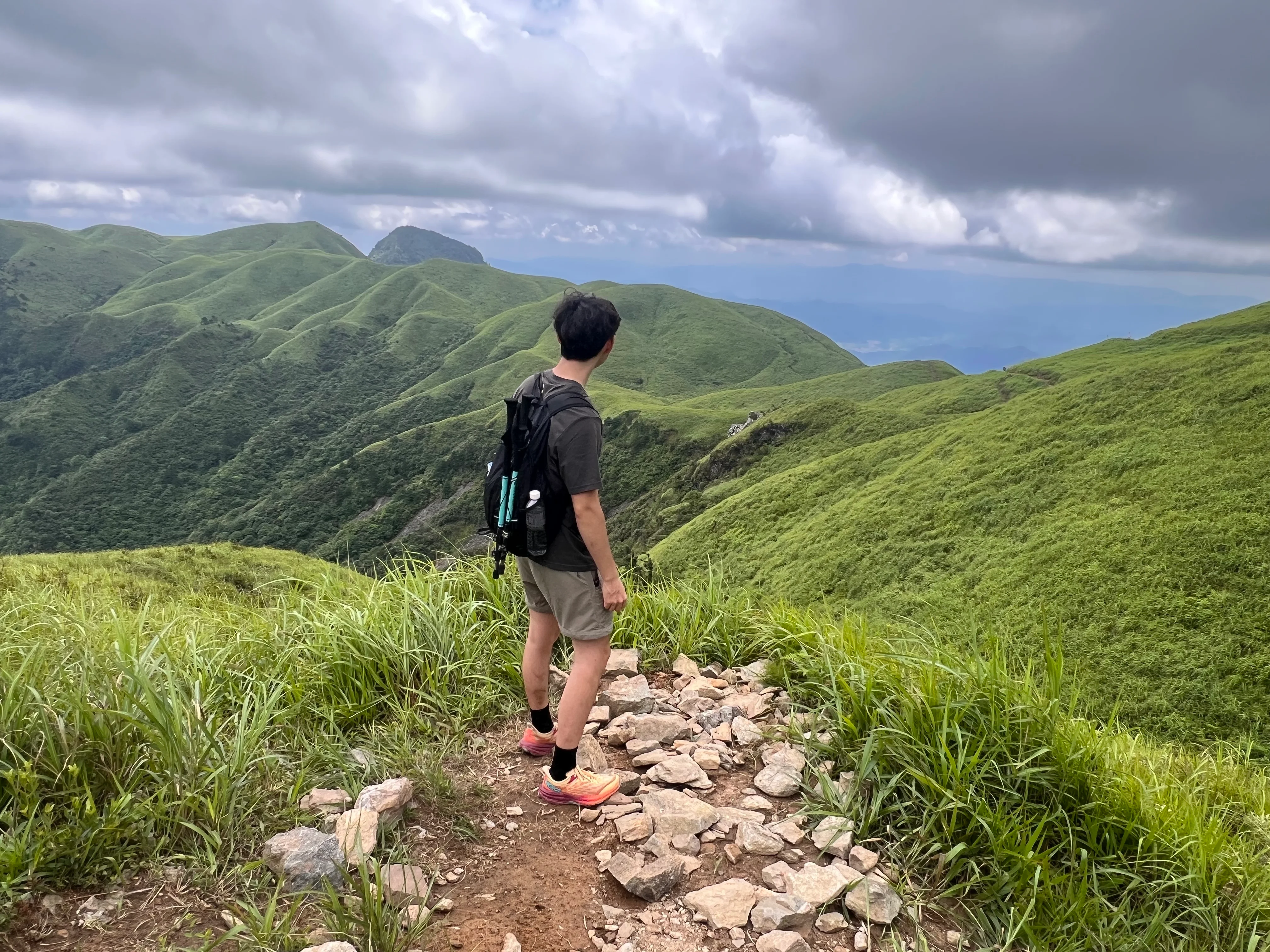 徒步者站在武功山连绵草坡前